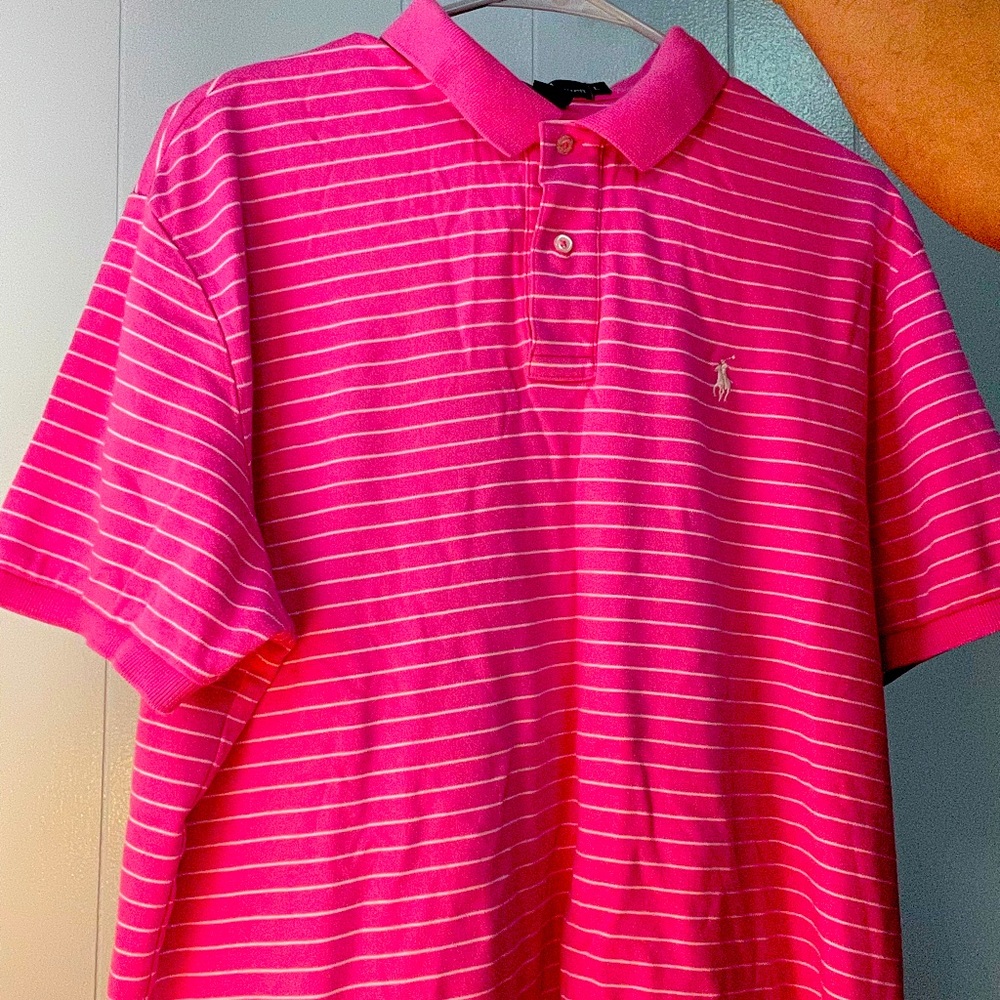 Polo shirt color pink size large for man o women.